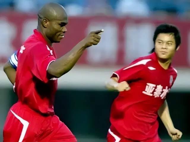 火箭再签2米08中锋!14+3名单5大内线坐镇,斯通3类角色全部配齐